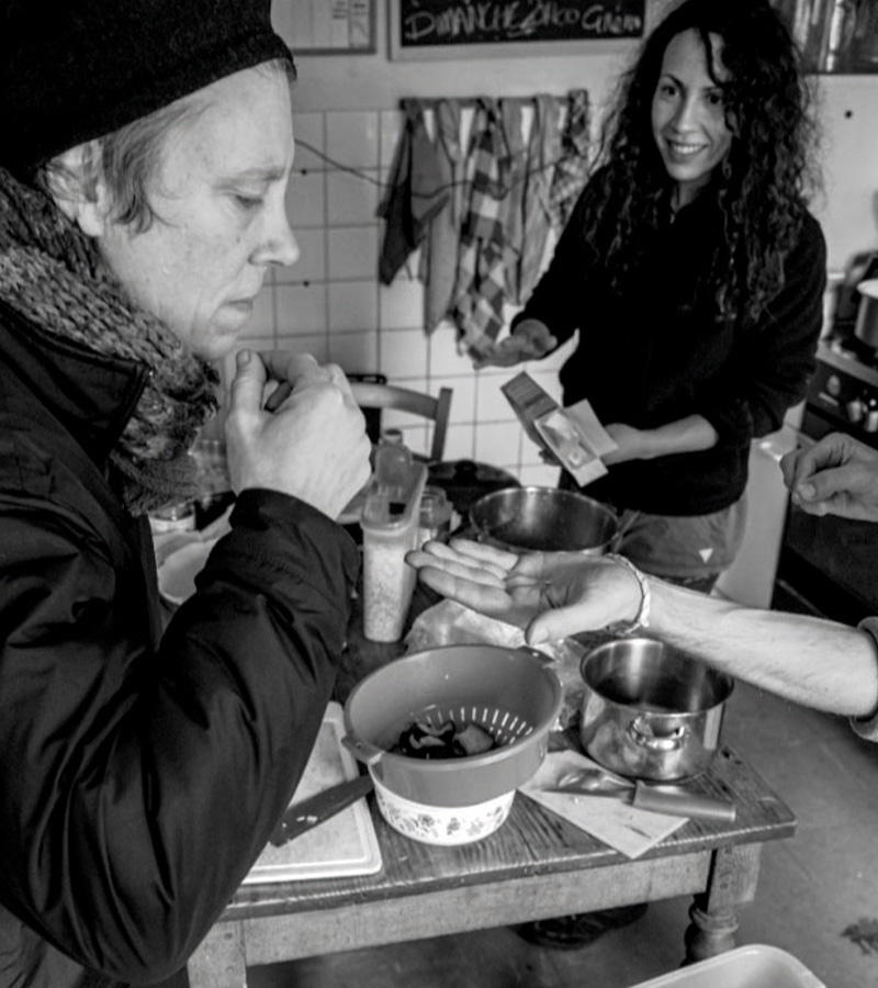 affiche du film Les volontaires du GrAAL (SCI-Projets Internationaux) et les étudiant·es de l’Atelier Obscura 